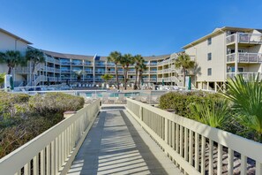 Terrace/patio - Steps to Shore & Restaurants: Coligny Beach Gem! (Hilton Head Island)