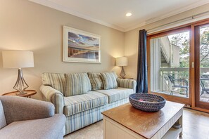 TV - Steps to Shore & Restaurants: Coligny Beach Gem! (Hilton Head Island)