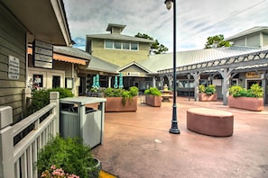 Property grounds - Steps to Shore & Restaurants: Coligny Beach Gem! (Hilton Head Island)