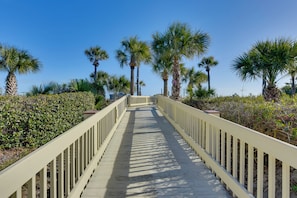 Property grounds - Steps to Shore & Restaurants: Coligny Beach Gem! (Hilton Head Island)