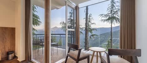Chambre supérieure, balcon, vue sur la vallée | Vue du balcon
