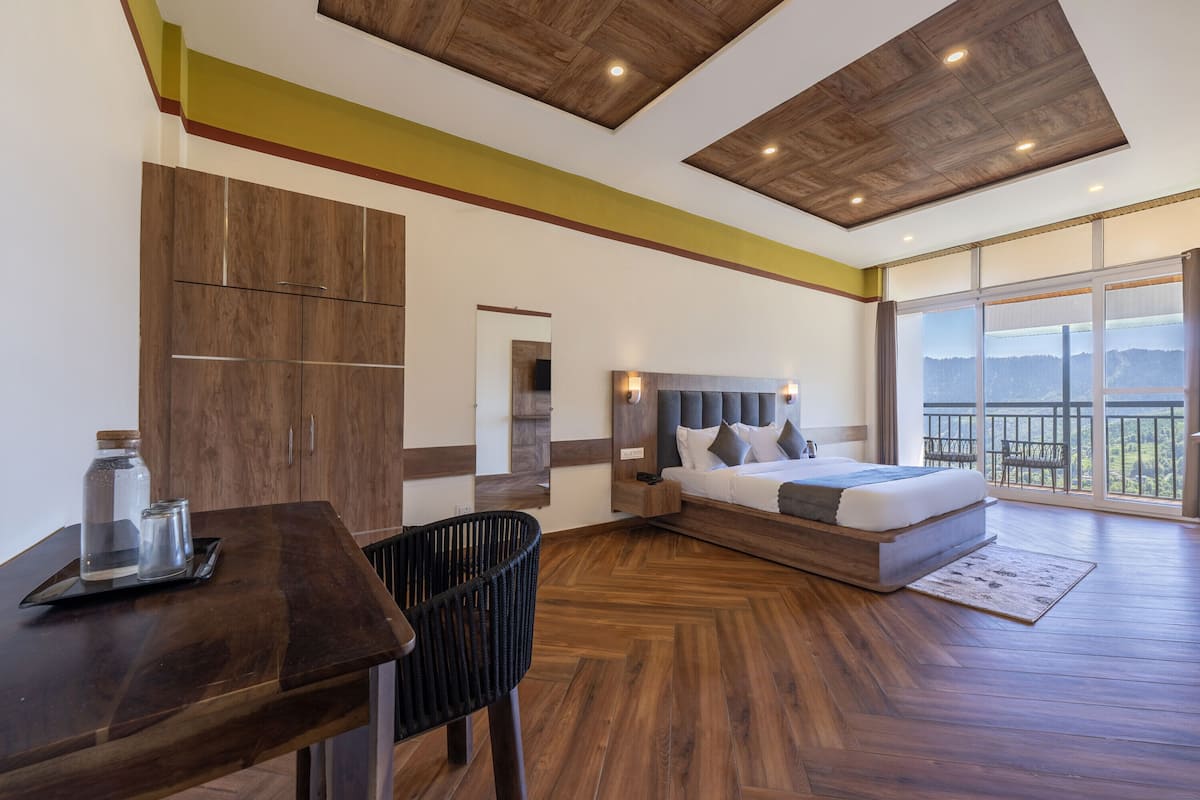 Un dormitorio con cama, mesita de noche y vistas al exterior.