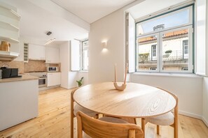 Fridge, microwave, oven, stovetop - GuestReady - Cosy Chiado retreat (Lisbon)