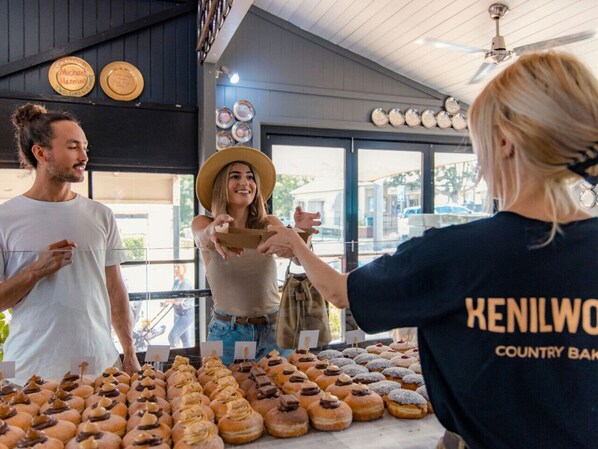 Une boulangerie où une variété de pâtisseries sont exposées sur un comptoir.