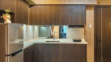 Fridge, microwave, stovetop, cookware/dishes/utensils