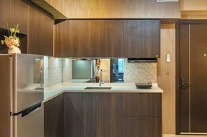 Kühlschrank, Mikrowelle, Herdplatte, Kochgeschirr/Geschirr/Besteck