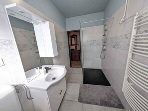 Bathroom - Holiday home with Wi-Fi and 2 terraces (Balatonkeresztúr)