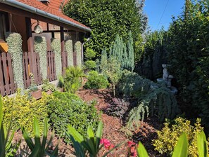 Property grounds - Holiday home with Wi-Fi and 2 terraces (Balatonkeresztúr)