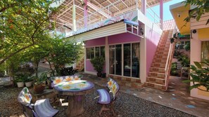 Standard-Doppelzimmer, Gartenblick | Speisen im Freien