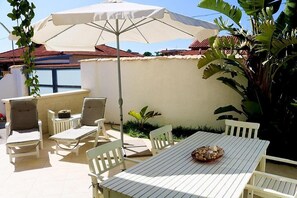Outdoor dining - Casa Libezia B: A welcoming apartment located right on the beach, with Free WI-FI. (Augusta)