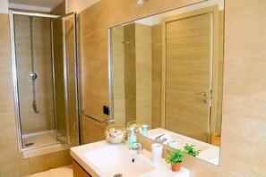 Shower, towels - Casa Libezia B: A welcoming apartment located right on the beach, with Free WI-FI. (Augusta)