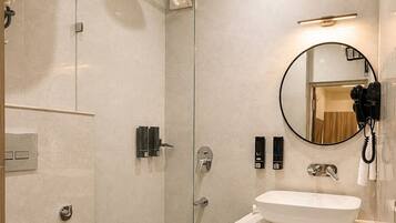 Chambre Premium | Salle de bain | Articles de toilette gratuits, sĂšche-cheveux, serviettes fournies, savon