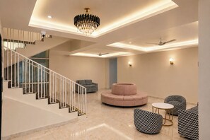 Lobby sitting area - Country Inn Rishikesh (Rishikesh)