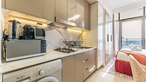 Une cuisine moderne équipée d’un lave-vaisselle, d’une machine à café et d’un four à micro-ondes.