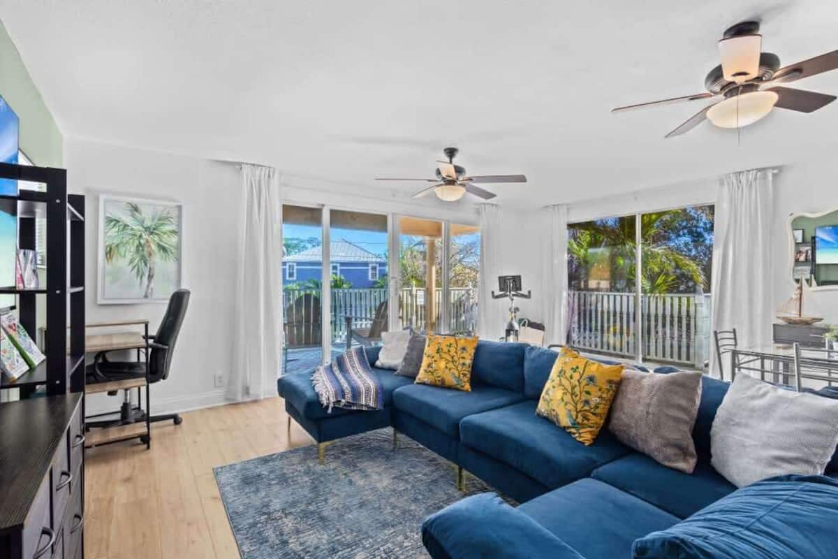 Signature Apartment, 1 Queen Bed | Living area