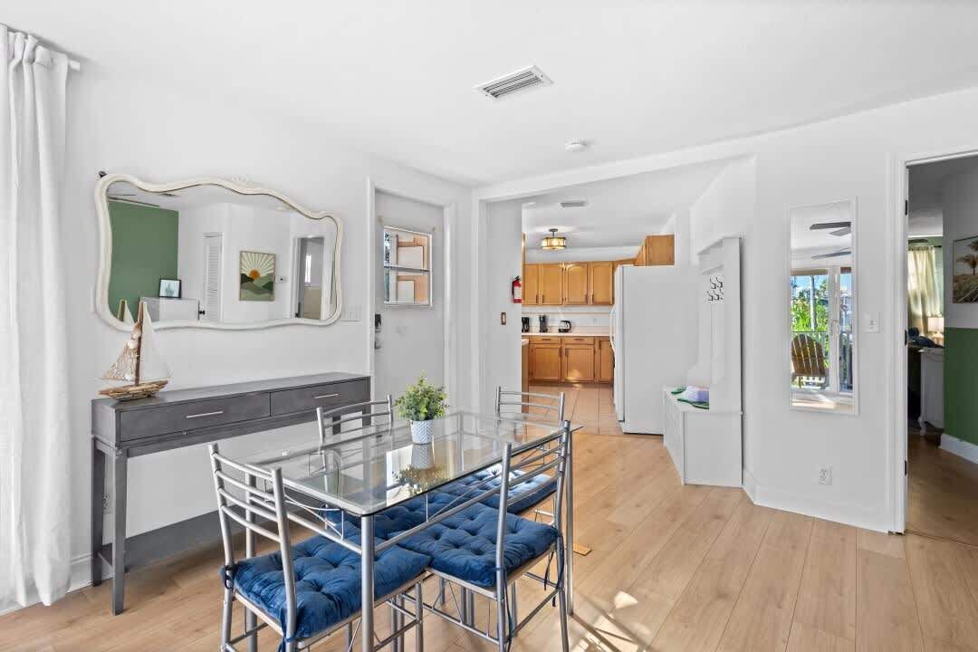 Signature Apartment, 1 Queen Bed | In-room dining