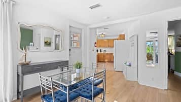 Signature Apartment, 1 Queen Bed | In-room dining