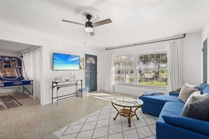 Apartamento familiar, 2 habitaciones | Zona de estar | Una Smart TV