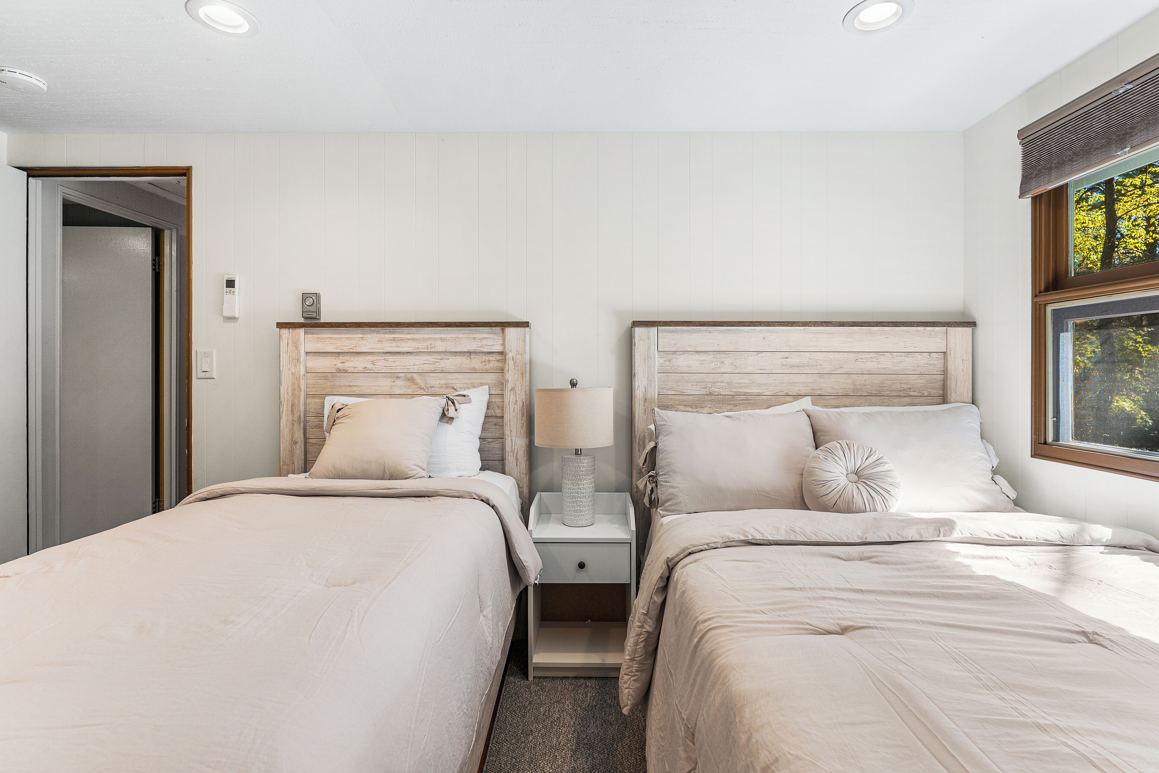4 bedrooms, iron/ironing board, WiFi (free), bed sheets