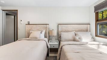 4 bedrooms, iron/ironing board, WiFi (free), bed sheets