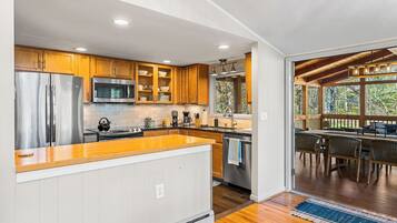 Coffee/tea maker, fridge, microwave, oven