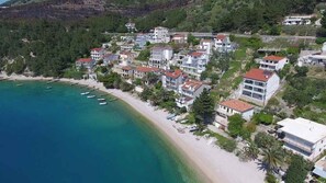 在海灘附近