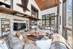Smart TV, video games, DVD player, books - Authentic 4BR Big Bear Cabin • Dog-Friendly w/ Deck and Mountain Access (Big Bear)
