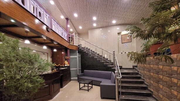 Ein modernes Interieur mit Treppe, Sofa, Couchtisch und einer Rezeption.
