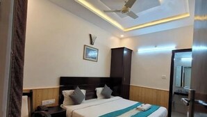 Ein Hotelzimmer mit Bett, Nachttisch und Deckenventilator.