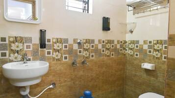 Un baño con lavamanos, inodoro y dispensador de agua azul.