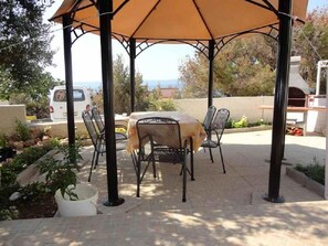 Outdoor dining - Holiday apartment with shared pool (Stanići)