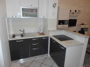 Fridge, stovetop, coffee/tea maker - Holiday apartment with shared pool (Stanići)