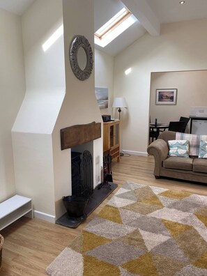 TV, fireplace, books - Swallow Bach, Couples Bolt Hole (Abergele)