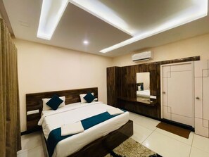 Deluxe Suite | In-room safe, laptop workspace, free WiFi