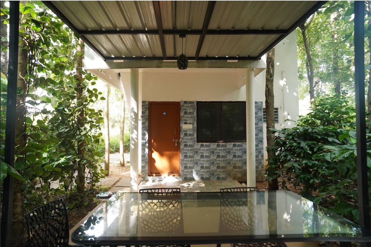 Basic Room, Garden View | In-room safe, laptop workspace, WiFi (free)