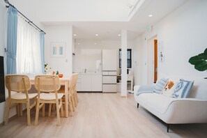 特級客房, 山景 | 客廳 | 60 吋平面電視連數碼電視頻道、首輪電影、收費電影