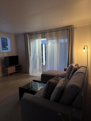 TV - Central & Cozy Raglan house - 10min walk to town! (Raglan)