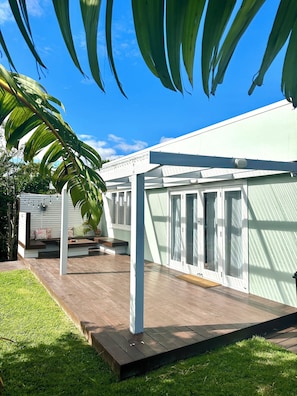 Terrace/patio - Central & Cozy Raglan house - 10min walk to town! (Raglan)