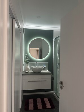 Shower, hair dryer, towels, soap - Central & Cozy Raglan house - 10min walk to town! (Raglan)