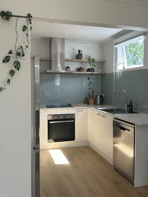 Microwave, oven, stovetop, dishwasher - Central & Cozy Raglan house - 10min walk to town! (Raglan)