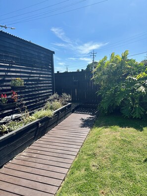 Property grounds - Central & Cozy Raglan house - 10min walk to town! (Raglan)