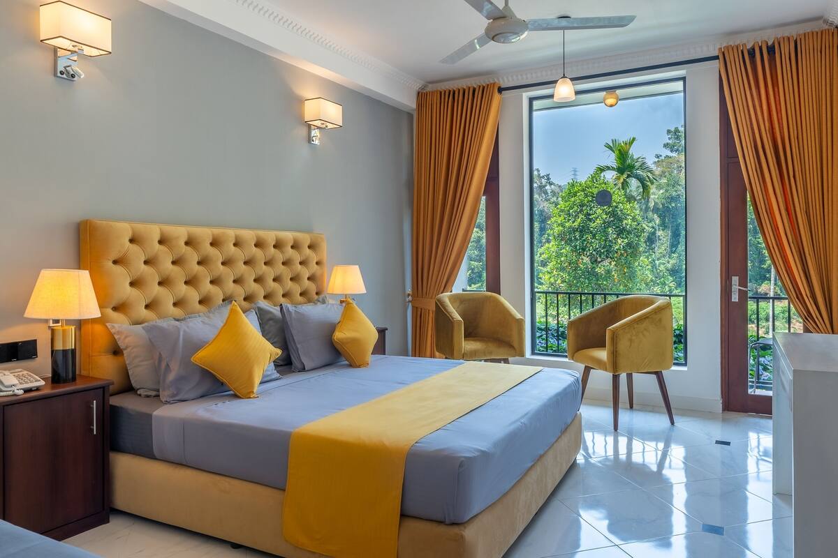 Kamar Double Deluks, balkon, pemandangan sungai | Brankas, meja kerja, ruang kerja ramah laptop, dan setrika/meja setrika