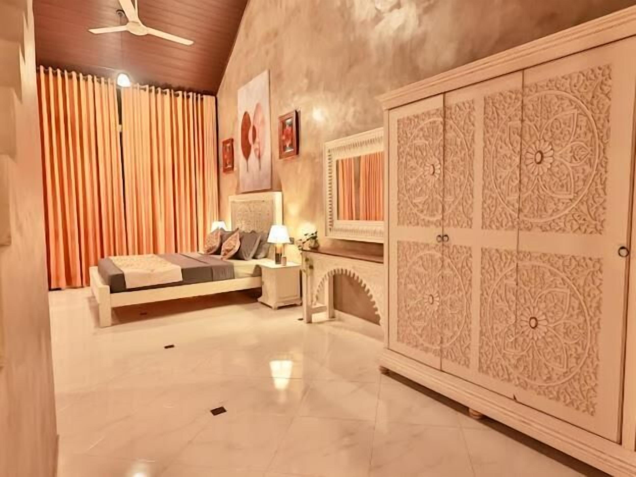 Suite, balcon, vue fleuve