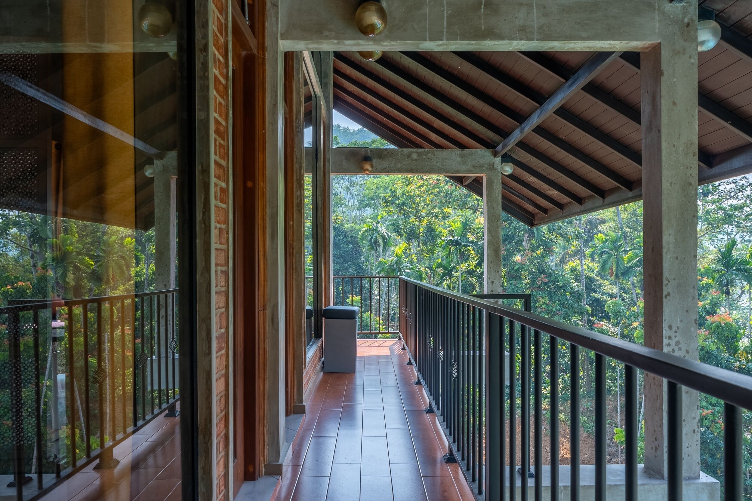 Varanda coberta com vista para vegetação exuberante.