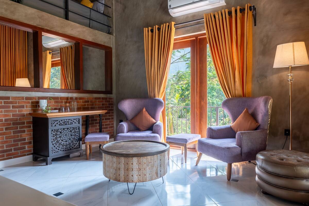 Suite, balkon, pemandangan sungai | Brankas, meja kerja, ruang kerja ramah laptop, dan setrika/meja setrika