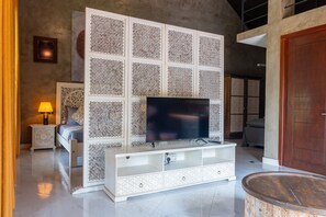 套房, 陽台, 河景 | 客房內保險箱、書桌、筆電工作空間、熨斗/熨衣板