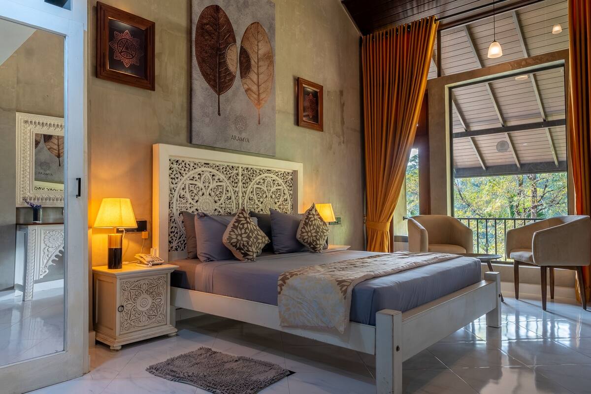 Kamar Double Premier, balkon, pemandangan sungai | Brankas, meja kerja, ruang kerja ramah laptop, dan setrika/meja setrika