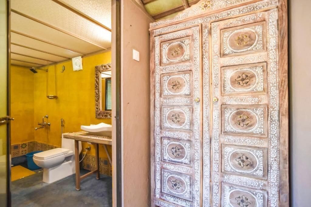 Un baño con inodoro, lavabo y ducha.