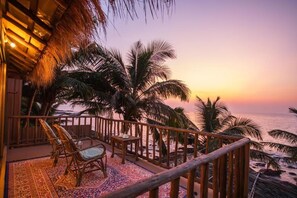 Deluxe-Doppelzimmer, Balkon, Meerblick | Unterkunftsgelände