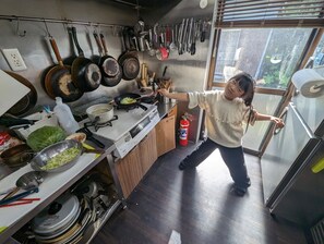 Refrigerador, microondas, parrilla de estufa y utensilios de cocina 